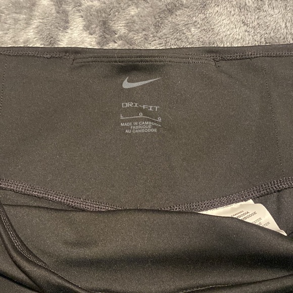 Black Nike leggings with see through mesh at the end of the legs - Picture 3 of 3